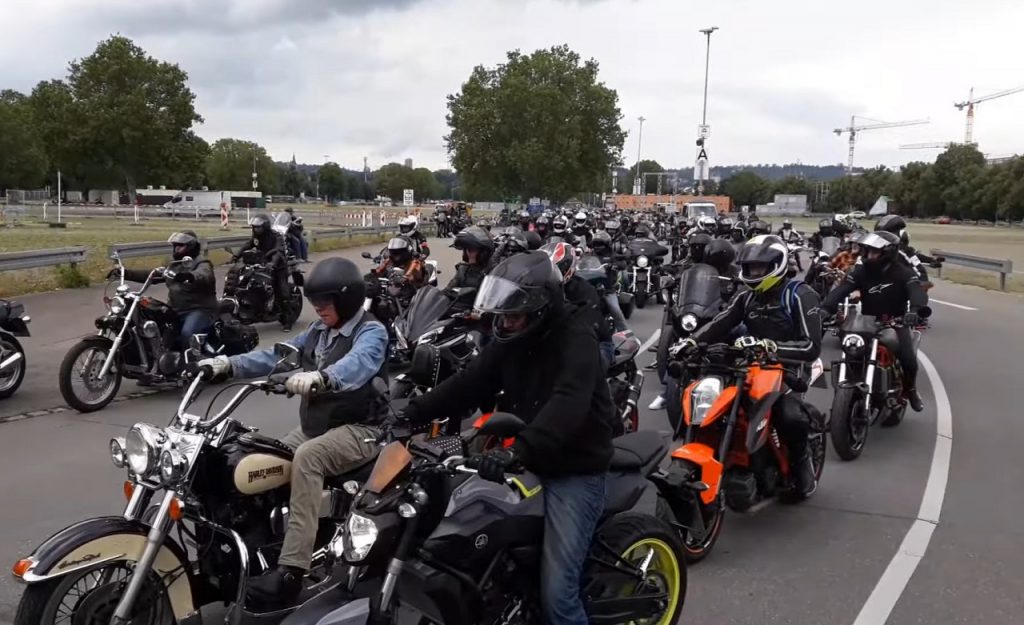 עשרות אלפי רוכבים מפגינים בגרמניה