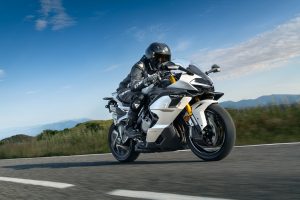 נכנסת לבריכה של הגדולים: CFMoto משיקה את האופנוע הסיני הראשון עם ארבעה צילינדרים