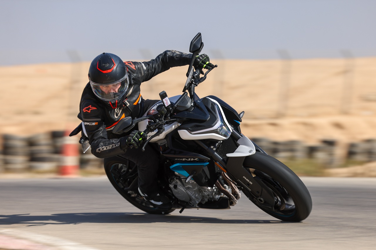 המתלים סופגים היטב את ההטיות והאופנוע מרגיש רגוע ובשליטה